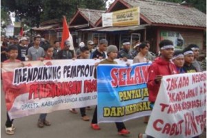 Sejumlah massa yang tergabung dalam beberapa LSM saat melakukan aksi demo ke DPRD Cianjur.